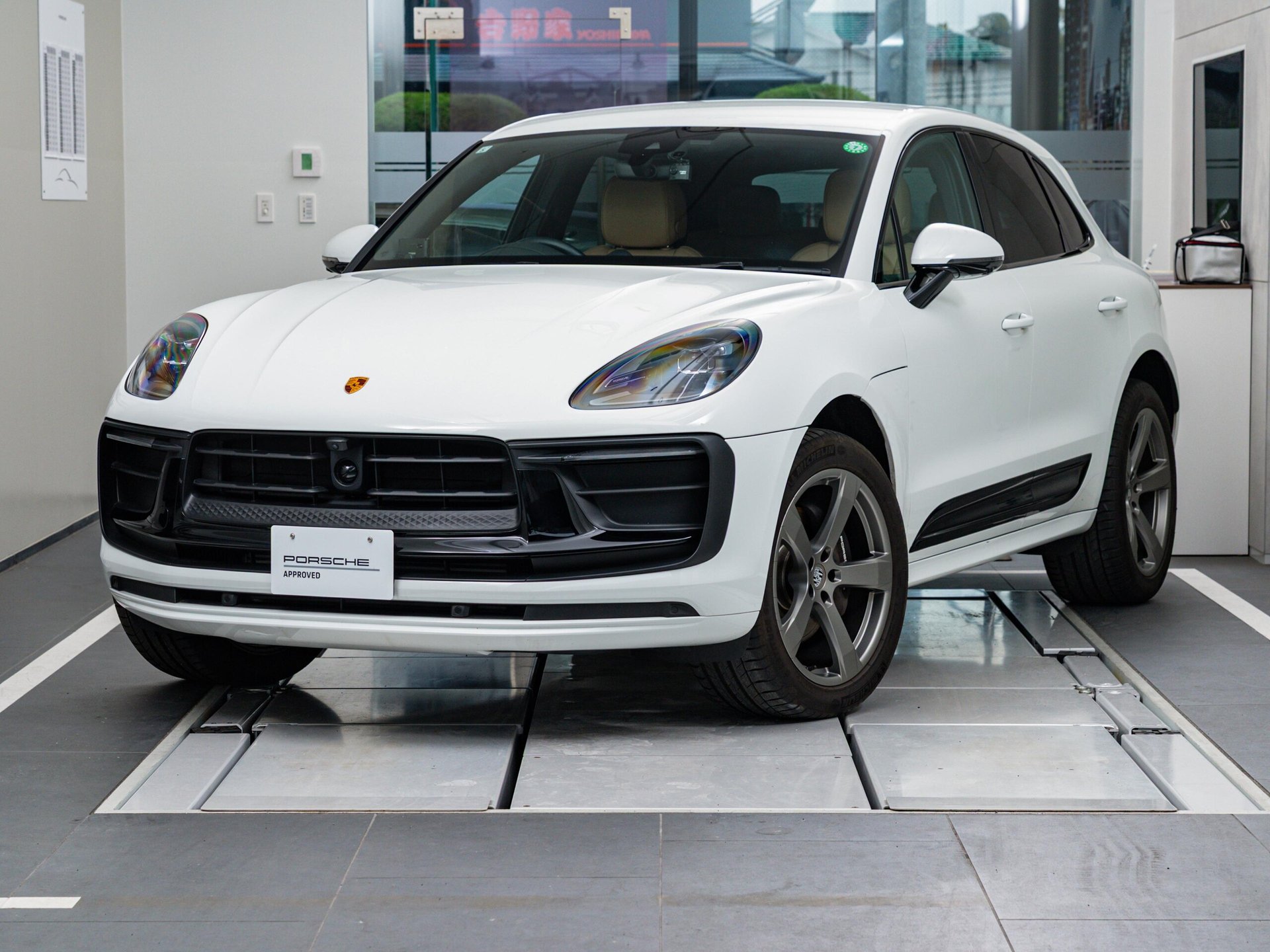 PORSCHE MACAN - View 1