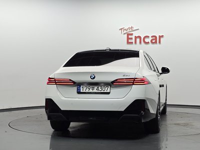 صورة 4 لـ 2023 BMW 5 SERIES