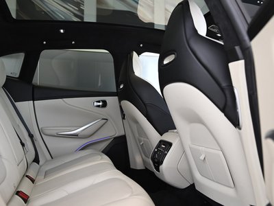 ASTON MARTIN DBX - 8