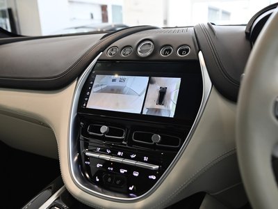 ASTON MARTIN DBX - 10