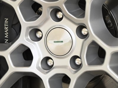 ASTON MARTIN DBX - 7