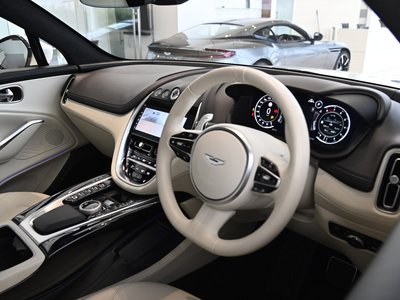 ASTON MARTIN DBX - 3