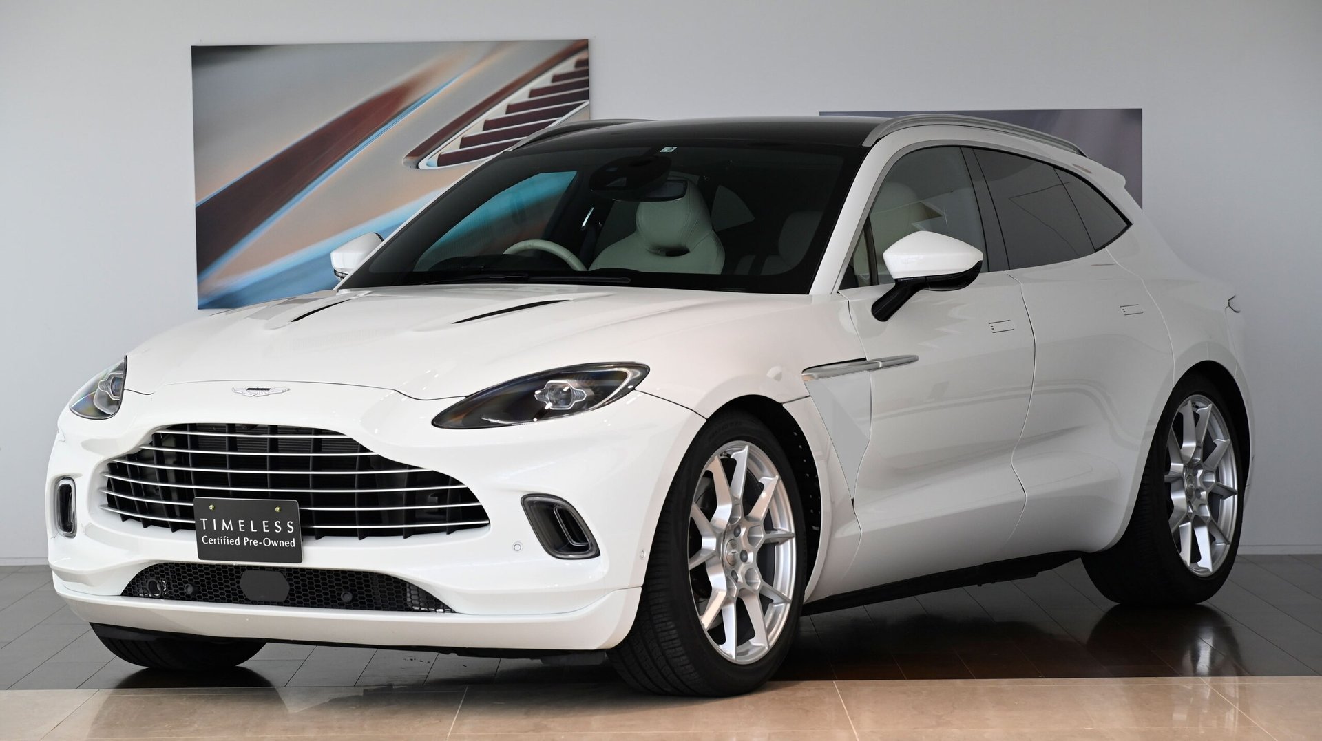 ASTON MARTIN DBX - View 1