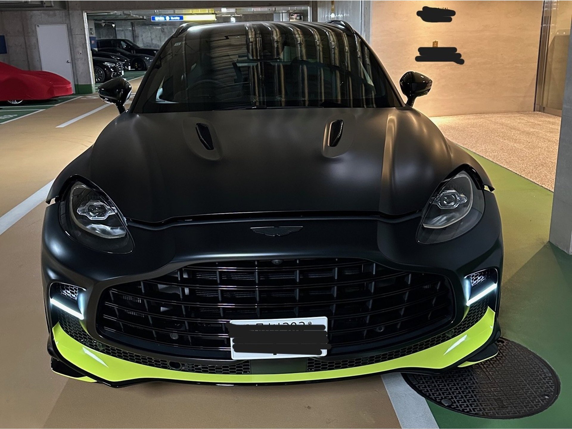 ASTON MARTIN DBX - View 1