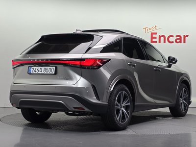 صورة 4 لـ 2025 Lexus RX