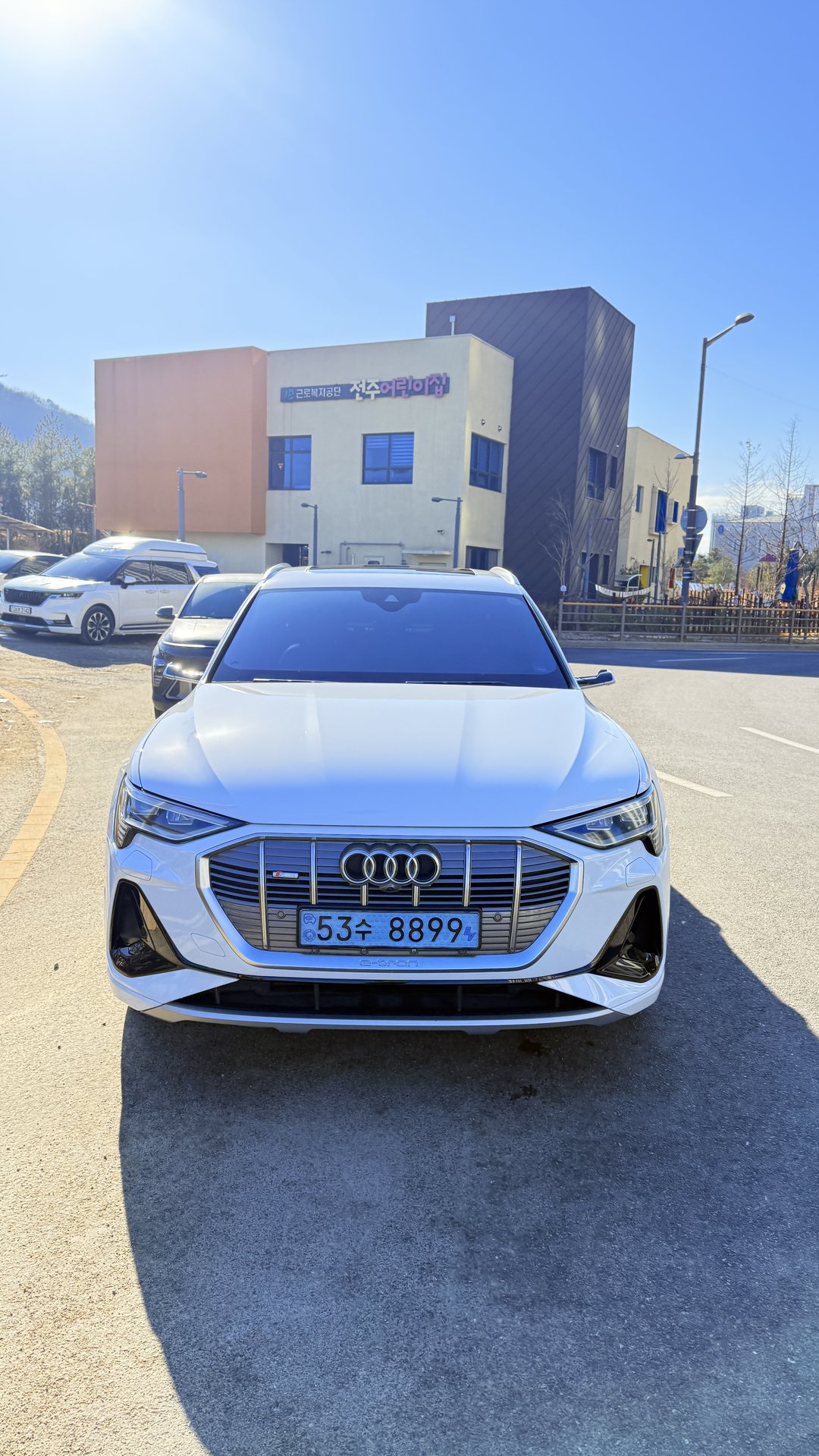 AUDI E-TRON - View 1