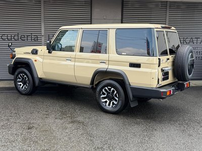 TOYOTA LAND CRUISER 70 - 9