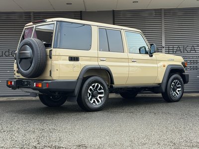 TOYOTA LAND CRUISER 70 - 6