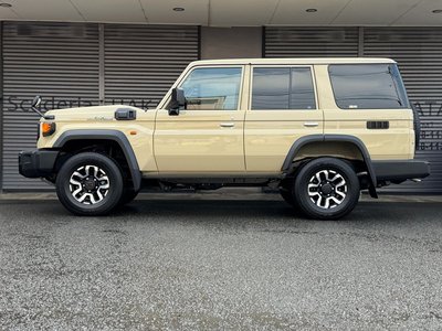 TOYOTA LAND CRUISER 70 - 8