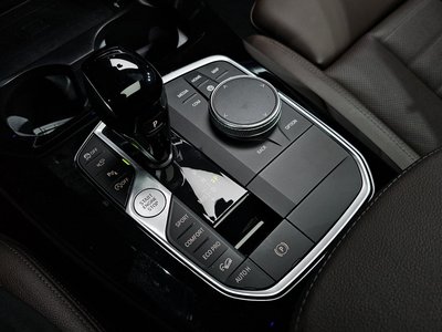 2025 BMW X4 thumbnail 12