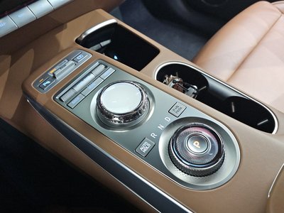 2022 Genesis GV70 — миниатюра 12