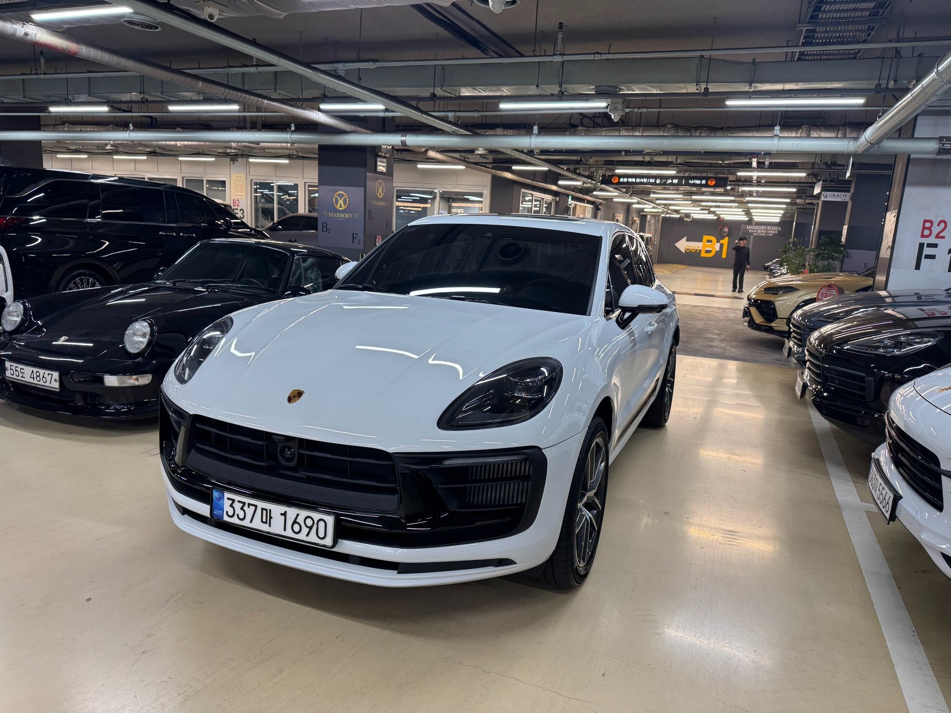 PORSCHE MACAN - View 1