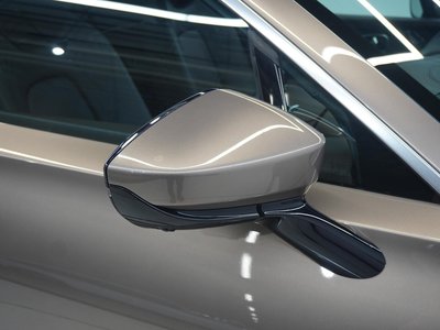 2023 Aston Martin DBX — миниатюра 13