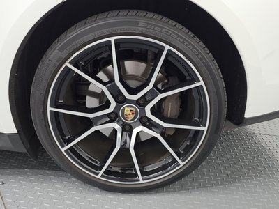 صورة 8 لـ 2023 Porsche TAYCAN