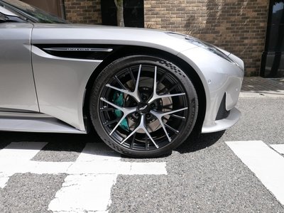ASTON MARTIN DB12 - 8