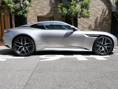 ASTON MARTIN DB12 - 10