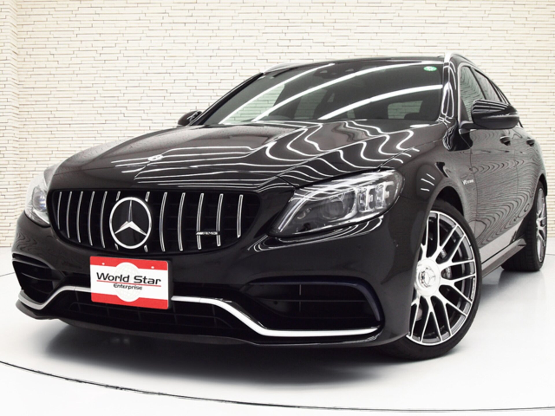 MERCEDES-BENZ C-CLASS WAGON AMG - View 1