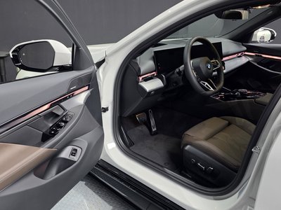 صورة مصغرة 13 لـ 2025 BMW 5 SERIES