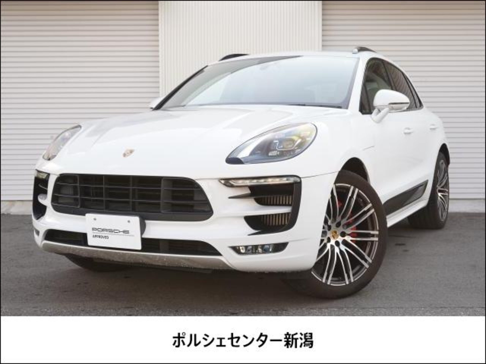 PORSCHE MACAN - View 1