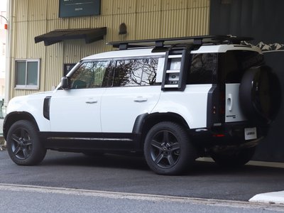 LAND ROVER DEFENDER - 10