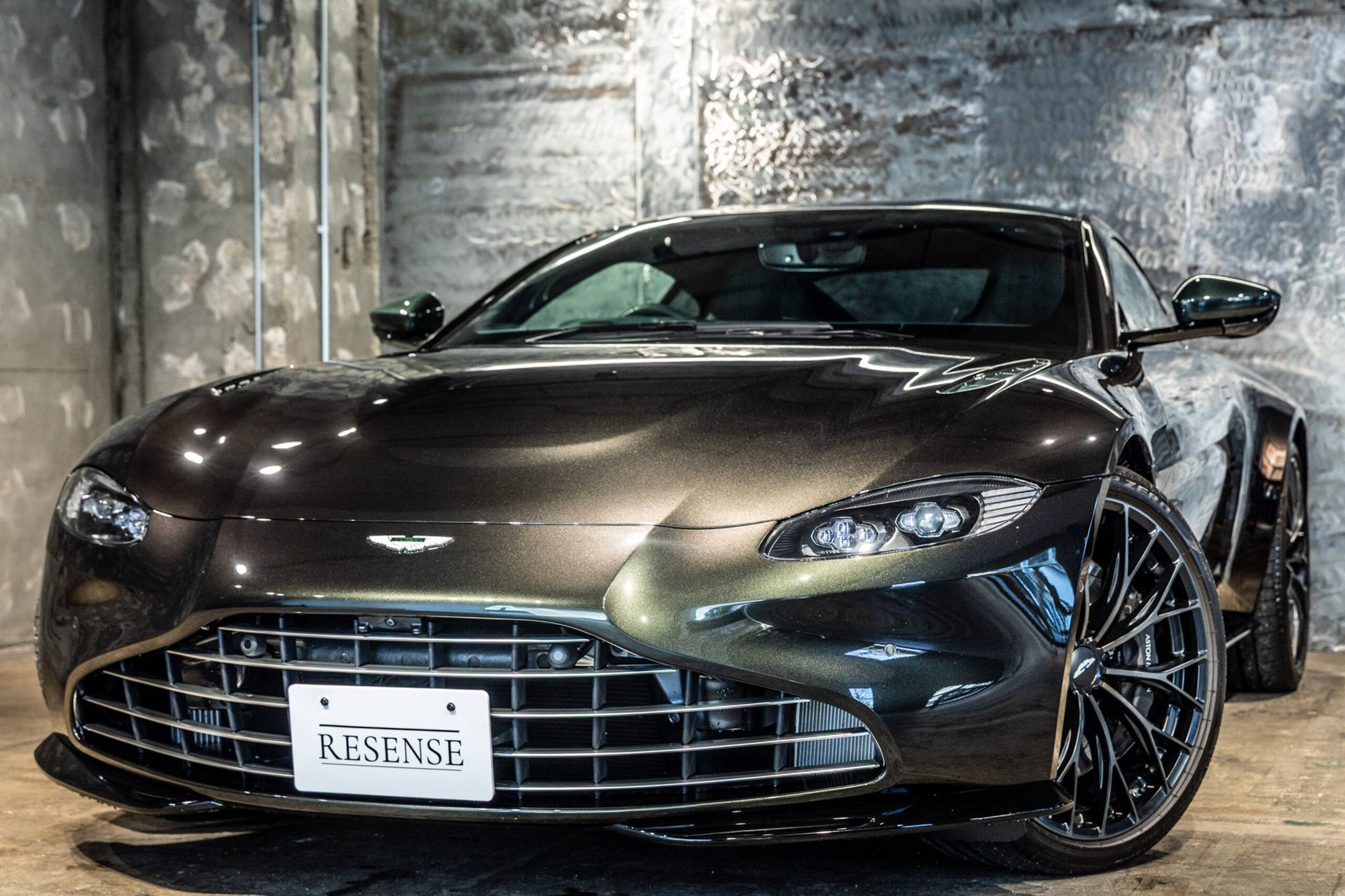 ASTON MARTIN VANTAGE - View 1