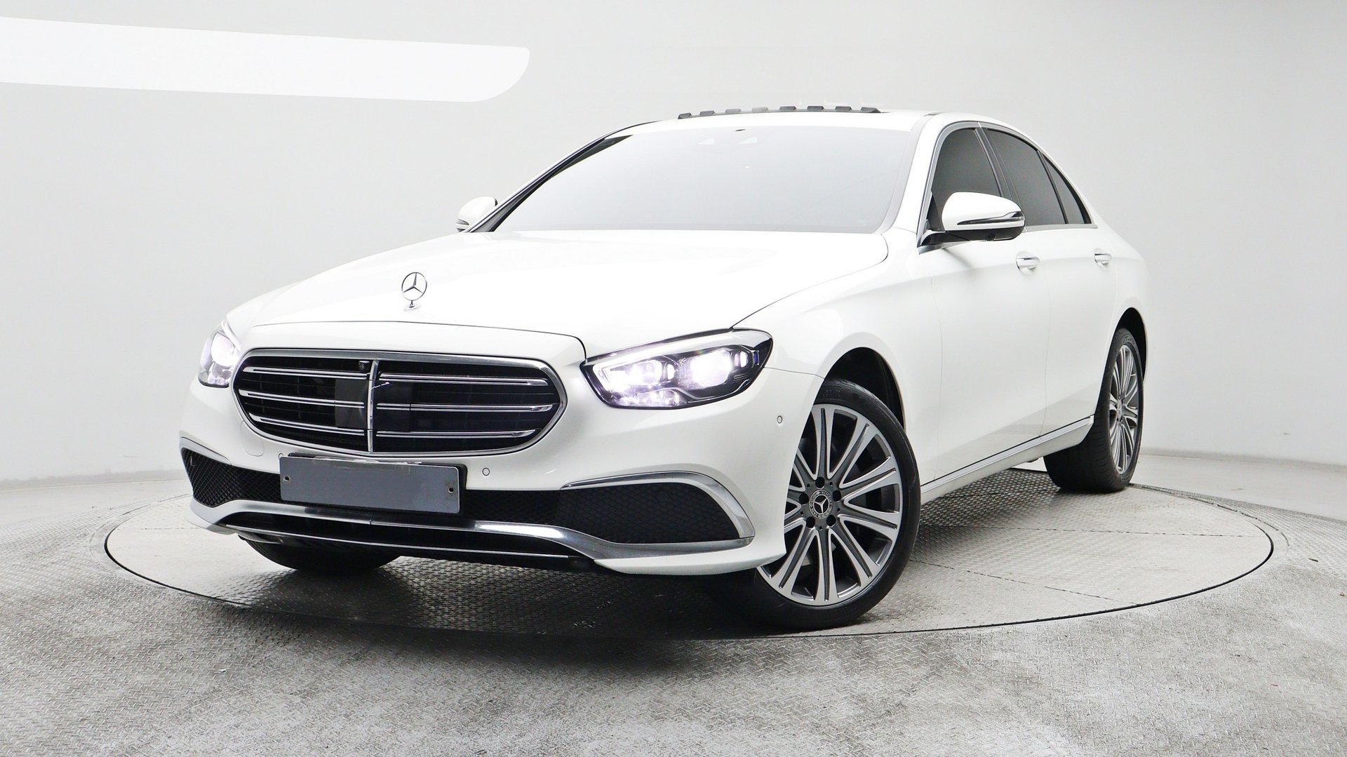 MERCEDES-BENZ E-CLASS - View 1