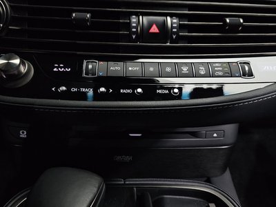 2022 Lexus LS thumbnail 32