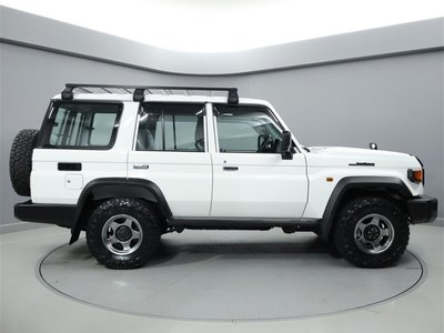 TOYOTA LAND CRUISER 70 - 6