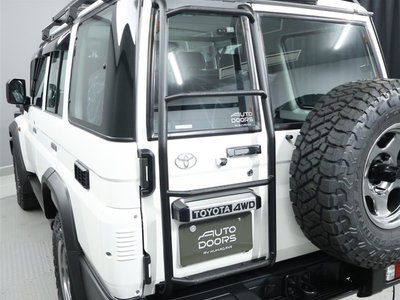 TOYOTA LAND CRUISER 70 - 8