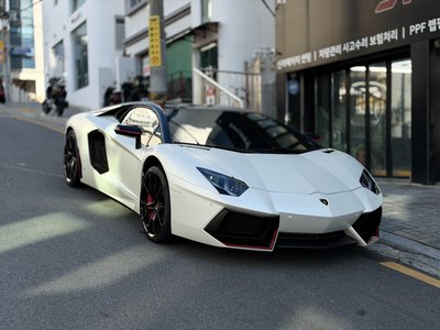 LAMBORGHINI AVENTADOR - 1