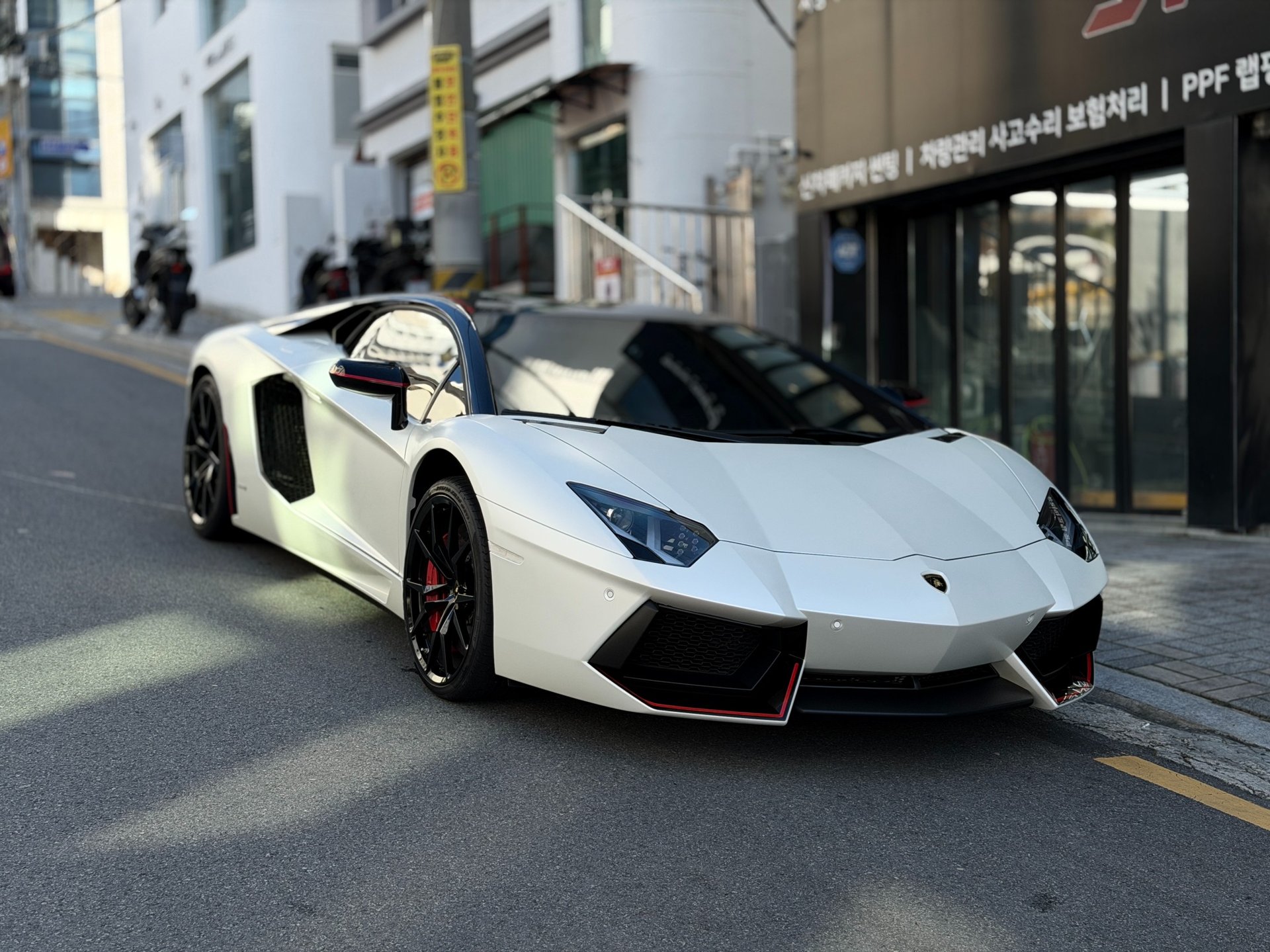 LAMBORGHINI AVENTADOR - View 1
