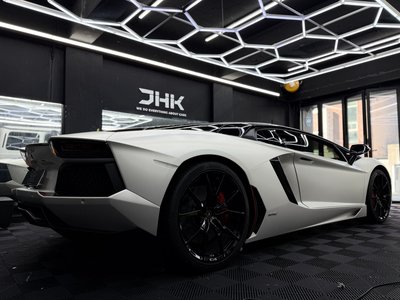 LAMBORGHINI AVENTADOR - 4