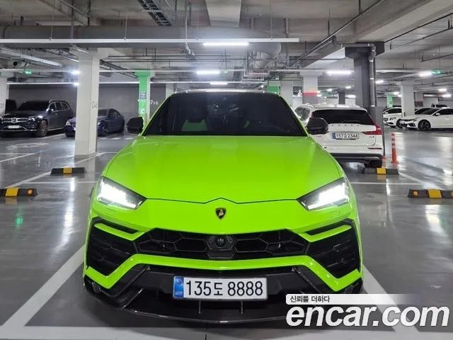 LAMBORGHINI URUS - View 1