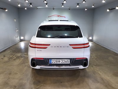 صورة 6 لـ 2023 Genesis GV70