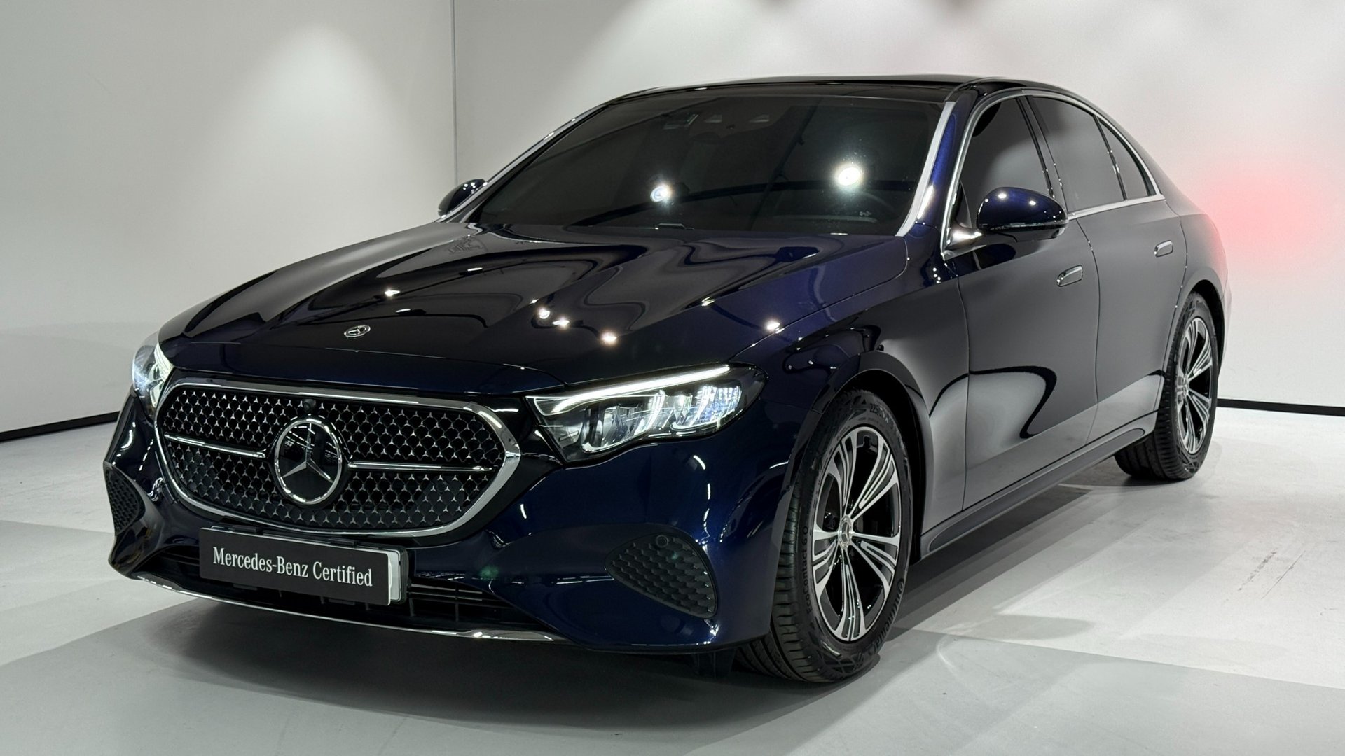 MERCEDES-BENZ E-CLASS - View 1