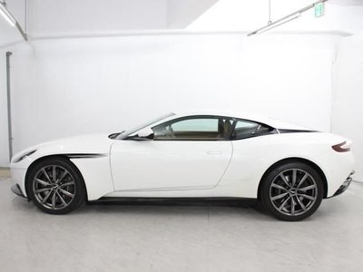 ASTON MARTIN DB11 - 5