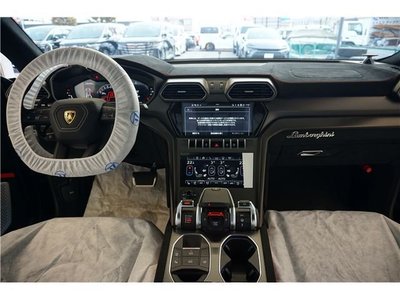 2025 Lamborghini URUS thumbnail 23