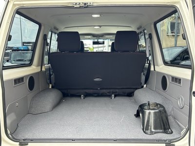 TOYOTA LAND CRUISER 70 - 9