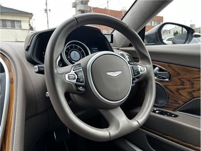 ASTON MARTIN DB11 - 10