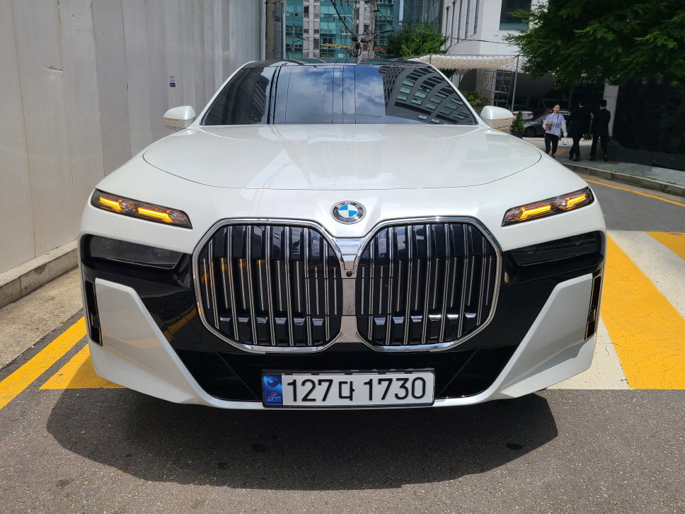 BMW 7 SERIES - View 1