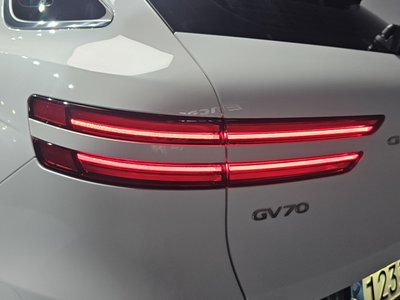 صورة 10 لـ 2021 Genesis GV70