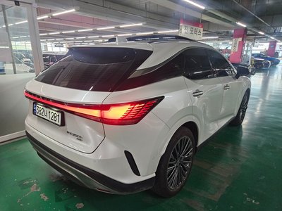 صورة 2 لـ 2025 Lexus RX