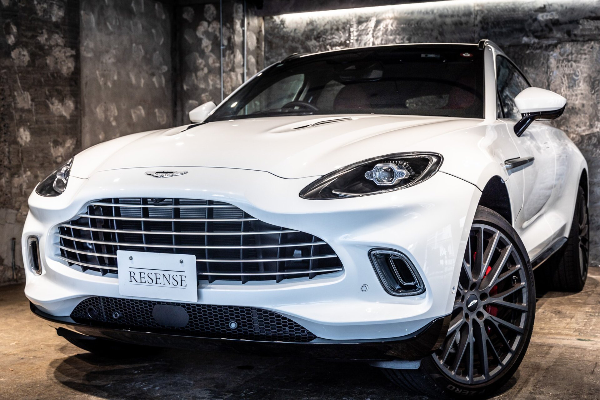 ASTON MARTIN DBX - View 1