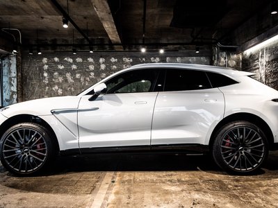 ASTON MARTIN DBX - 10