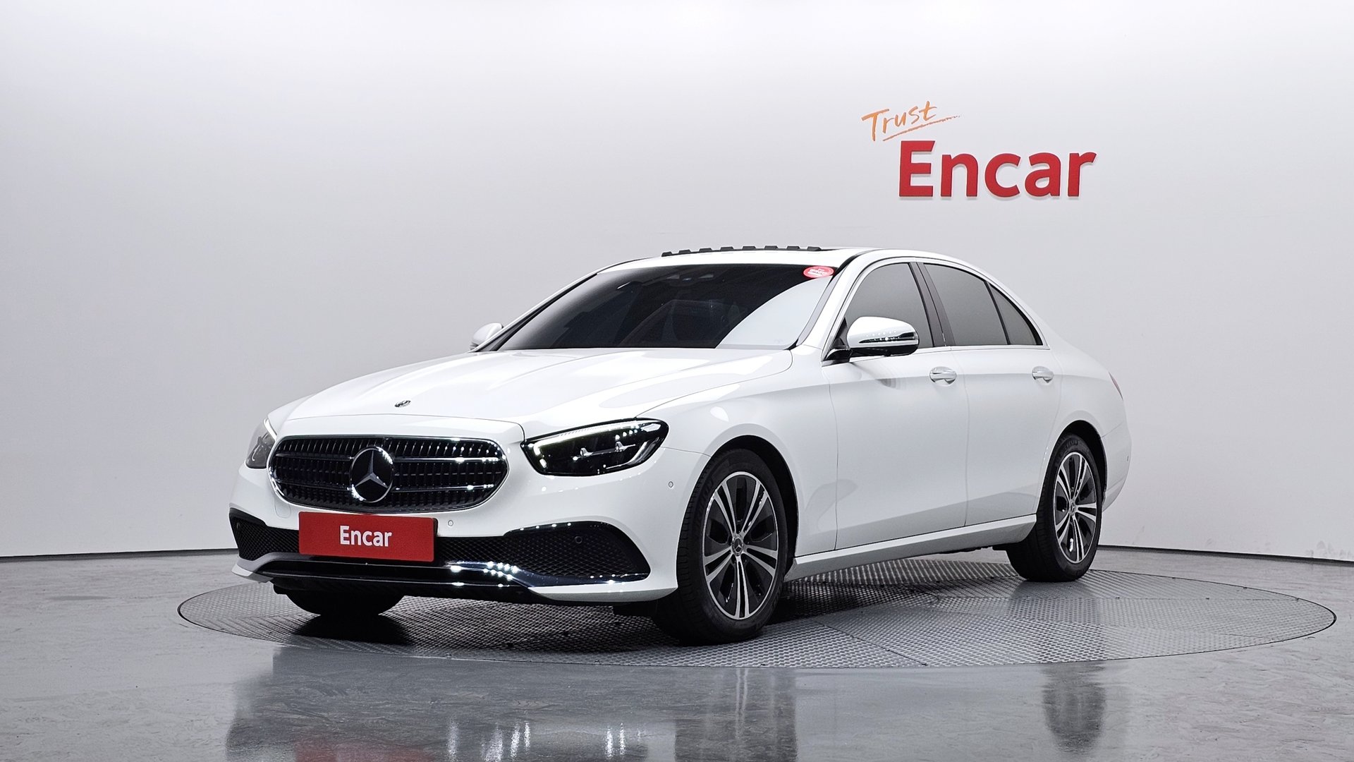 MERCEDES-BENZ E-CLASS - View 1