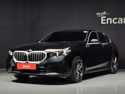 2025 BMW 5 SERIES photo 1