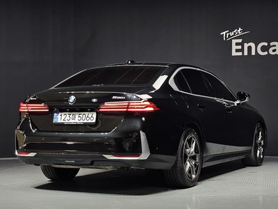 2025 BMW 5 SERIES photo 4