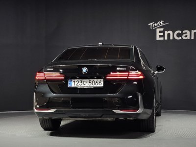 2025 BMW 5 SERIES photo 3