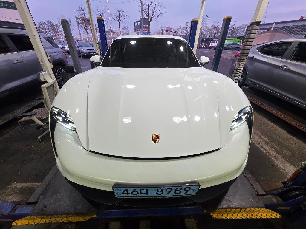 PORSCHE TAYCAN - View 1