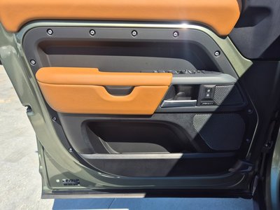 LAND ROVER DEFENDER - 10